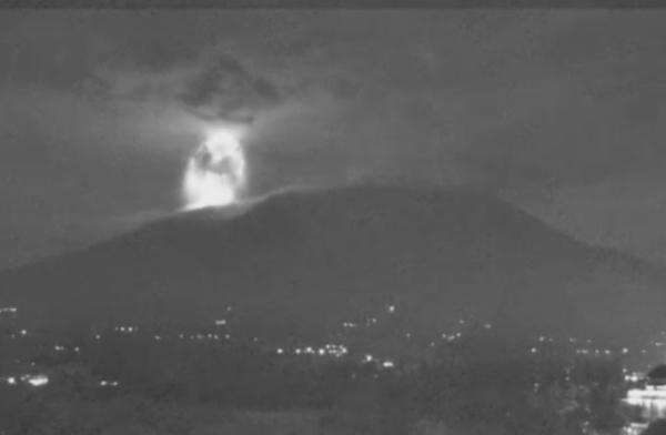 Gunung Marapi Erupsi Luncurkan Lava Pijar dan Kolom Abu 2.000 Meter Gunung Marapi Erupsi Luncurkan Lava Pijar dan Kolom Abu 2.000 Meter