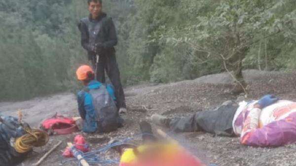 Evakuasi Pendaki Ilegal Jatuh ke Jurang Gunung Semeru Terkendala Peralatan Evakuasi Pendaki Ilegal Jatuh ke Jurang Gunung Semeru Terkendala Peralatan