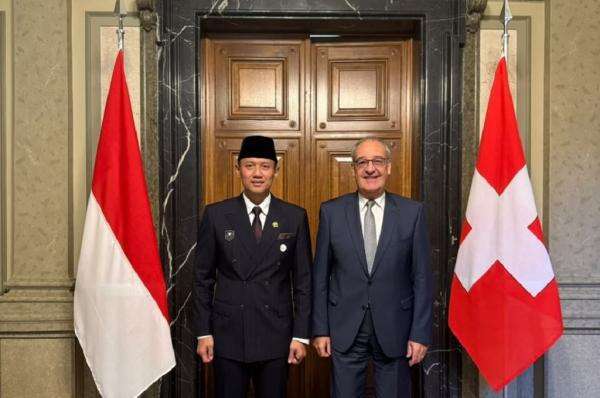 Menko AHY Bertemu Presiden Swiss Guy Parmelin, Sampaikan Salam Hangat Presiden Prabowo Menko AHY Bertemu Presiden Swiss Guy Parmelin, Sampaikan Salam Hangat Presiden Prabowo