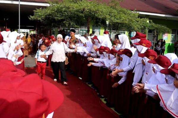 SD di Pasaman Sambut Siswa Baru dengan Karpet Merah, Hari Pertama Sekolah Jadi Istimewa SD di Pasaman Sambut Siswa Baru dengan Karpet Merah, Hari Pertama Sekolah Jadi Istimewa