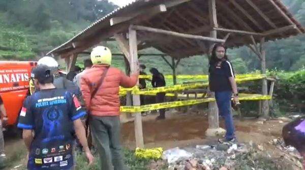 Tragis, Sopir Taksi Online Ditemukan Tewas Terkubur di Kebun Teh Tragis, Sopir Taksi Online Ditemukan Tewas Terkubur di Kebun Teh