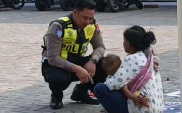 Viral! Ibu asal Probolinggo Nekat Bawa 2 Balita Ngemis dan Tidur di SPBU Sidoarjo Viral! Ibu asal Probolinggo Nekat Bawa 2 Balita Ngemis dan Tidur di SPBU Sidoarjo