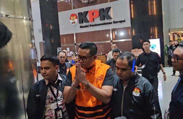 Breaking News: Bupati Klaten Hamenang Wajar Ismoyo Ditahan KPK, Pakai Rompi Oranye Breaking News: Bupati Klaten Hamenang Wajar Ismoyo Ditahan KPK, Pakai Rompi Oranye