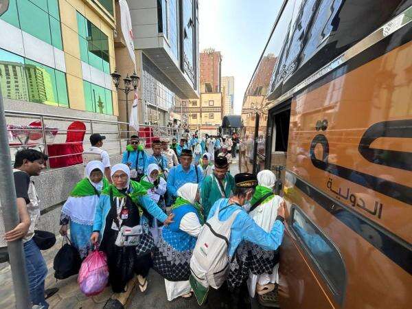 Lambaian Tangan PPIH Iringi 5.499 Jemaah Haji Gelombang Kedua Tinggalkan Makkah Lambaian Tangan PPIH Iringi 5.499 Jemaah Haji Gelombang Kedua Tinggalkan Makkah