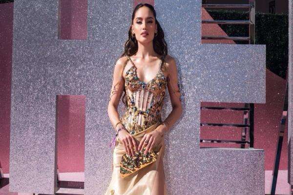 Cinta Laura Tampil Berkilau di Victorias Secret Fashion Show 2026, Anggun dengan Gaun Emas Cinta Laura Tampil Berkilau di Victorias Secret Fashion Show 2026, Anggun dengan Gaun Emas