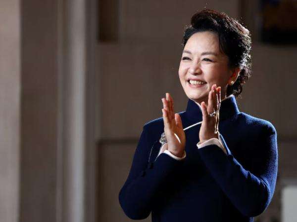 Peng Liyuan, Wajah Ramah Diplomasi Ibu Negara China di Tengah Ketegangan AS Peng Liyuan, Wajah Ramah Diplomasi Ibu Negara China di Tengah Ketegangan AS