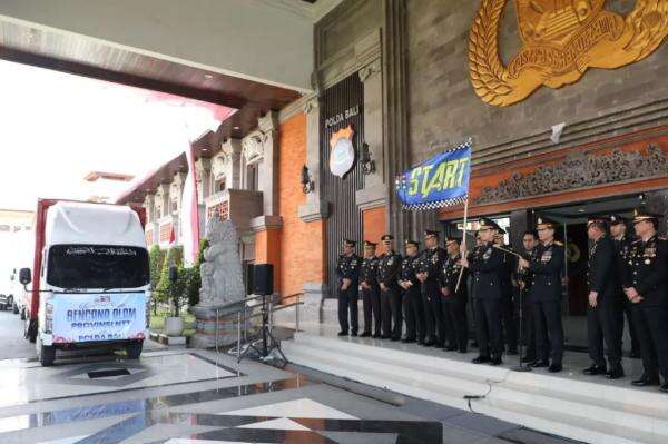 Polda Bali Kirim 5 Truk Bantuan untuk Korban Gempa NTT, Kapolda Sampaikan Pesan Haru Polda Bali Kirim 5 Truk Bantuan untuk Korban Gempa NTT, Kapolda Sampaikan Pesan Haru