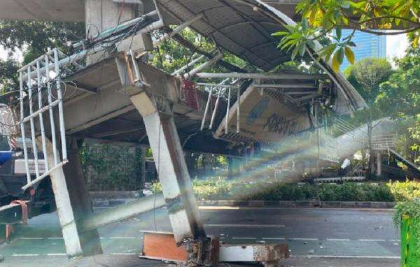 Kerangka Besi JPO Tendean Berhasil Dievakuasi usai Ditabrak Truk Kerangka Besi JPO Tendean Berhasil Dievakuasi usai Ditabrak Truk