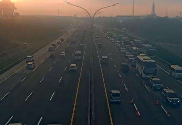Tol Japek Macet Parah Pagi Ini, Contraflow KM 23-28 Arah Cikampek Diberlakukan Tol Japek Macet Parah Pagi Ini, Contraflow KM 23-28 Arah Cikampek Diberlakukan