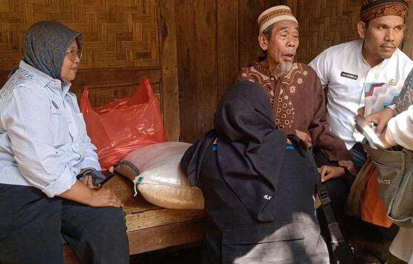 Viral! Kakek 84 Tahun Ikat Perut Pakai Tali karena Tahan Lapar saat Jualan Kangkung Viral! Kakek 84 Tahun Ikat Perut Pakai Tali karena Tahan Lapar saat Jualan Kangkung