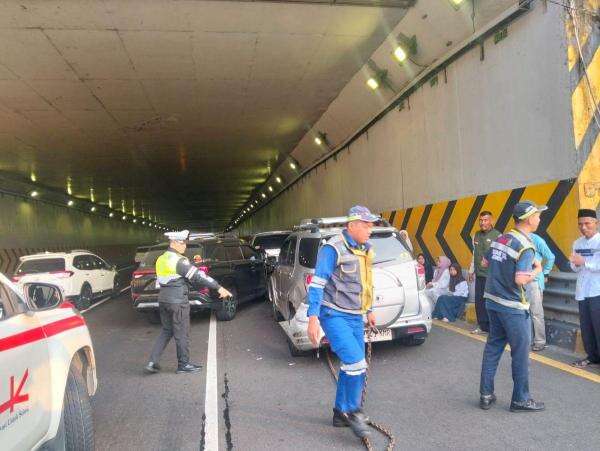 4 Mobil Kecelakaan Beruntun di Tol JORR, Polisi Sebut Tidak Ada Korban 4 Mobil Kecelakaan Beruntun di Tol JORR, Polisi Sebut Tidak Ada Korban