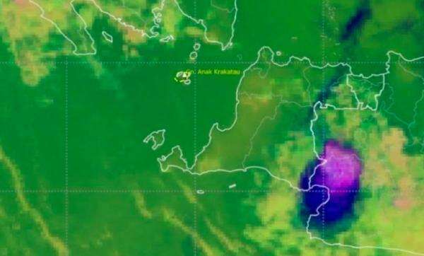 Abu Vulkanik Gunung Anak Krakatau Terpantau hingga 1,8 Km, Menyebar ke Arah Barat Abu Vulkanik Gunung Anak Krakatau Terpantau hingga 1,8 Km, Menyebar ke Arah Barat