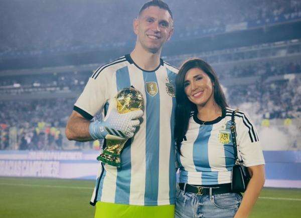 Profil dan Potret Cantik Mandinha, Istri Kiper Tangguh Timnas Argentina Emiliano Martinez di Piala Dunia 2026 Profil dan Potret Cantik Mandinha, Istri Kiper Tangguh Timnas Argentina Emiliano Martinez di Piala Dunia 2026