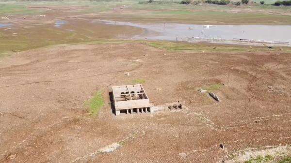 Waduk Jatigede Sumedang Surut, Masjid Al Ikhlas yang Hilang 11 Tahun Kembali Terlihat Waduk Jatigede Sumedang Surut, Masjid Al Ikhlas yang Hilang 11 Tahun Kembali Terlihat