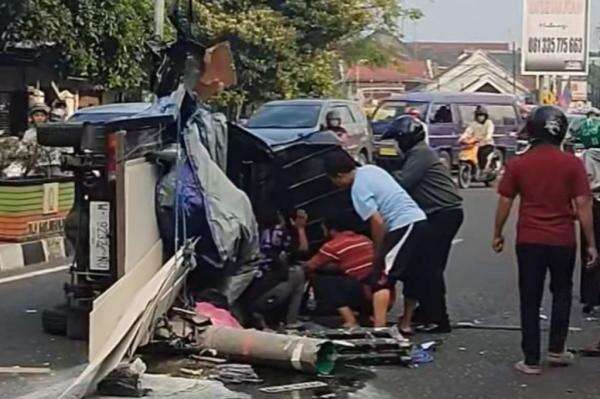 Kecelakaan Mobil Pikap di Nganjuk Tabrak Truk di Bahu Jalan, 3 Orang Luka-luka Kecelakaan Mobil Pikap di Nganjuk Tabrak Truk di Bahu Jalan, 3 Orang Luka-luka
