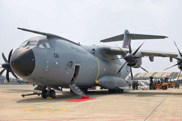 Kerahkan Pesawat Angkut A400M, Menhan Sjafrie Bawa 20,9 Ton Bantuan Kemanusiaan ke NTT Kerahkan Pesawat Angkut A400M, Menhan Sjafrie Bawa 20,9 Ton Bantuan Kemanusiaan ke NTT