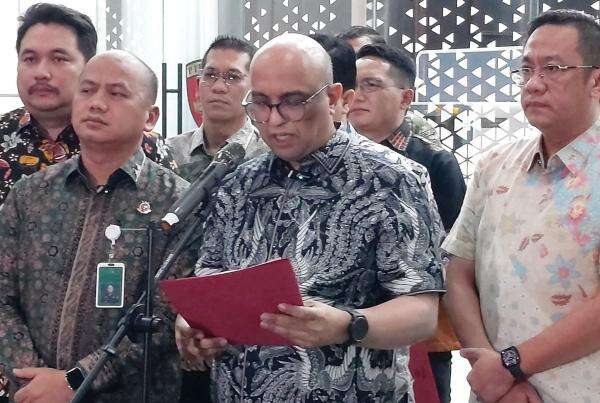 Kejagung Tahan 3 Tersangka Kasus Dugaan Korupsi Tata Kelola Pertambangan Nonlogam Kejagung Tahan 3 Tersangka Kasus Dugaan Korupsi Tata Kelola Pertambangan Nonlogam