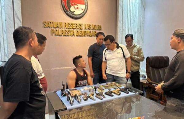 Viral Oknum Polisi di Bali Diduga Jual Beli Senpi Ilegal Rp30 Juta ke Pelatih MMA Viral Oknum Polisi di Bali Diduga Jual Beli Senpi Ilegal Rp30 Juta ke Pelatih MMA
