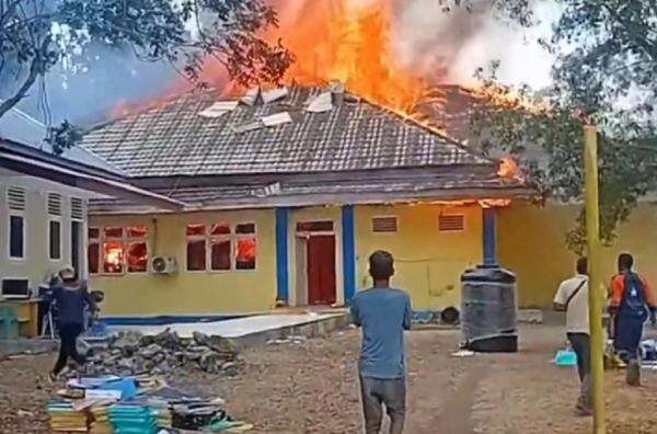 Kantor PUPR Halmahera Timur Terbakar, Pegawai Nekat Terobos Api Ambil Dokumen Kantor PUPR Halmahera Timur Terbakar, Pegawai Nekat Terobos Api Ambil Dokumen