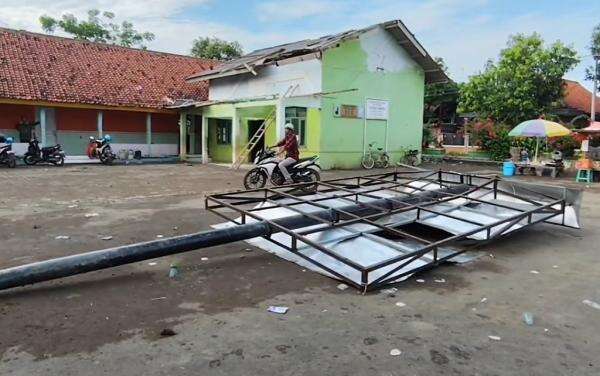 Angin Puting Beliung Terjang Cirebon, 24 Rumah dan Kantor Sekolah Rusak Angin Puting Beliung Terjang Cirebon, 24 Rumah dan Kantor Sekolah Rusak