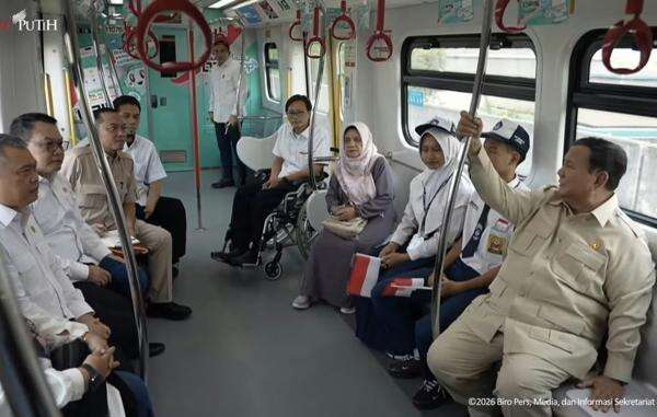 Tiba di Stasiun Kelapa Gading, Prabowo Jajal LRT Rute Kepala Gading-Manggarai Tiba di Stasiun Kelapa Gading, Prabowo Jajal LRT Rute Kepala Gading-Manggarai