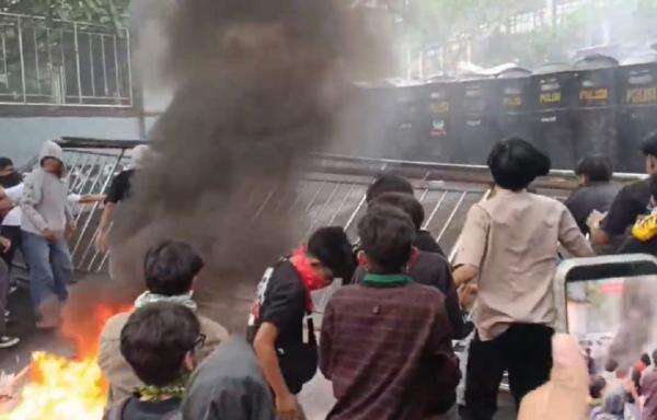 Demo Mahasiswa di DPRD Sulut Berakhir Bentrok, Massa Robohkan Gerbang Demo Mahasiswa di DPRD Sulut Berakhir Bentrok, Massa Robohkan Gerbang