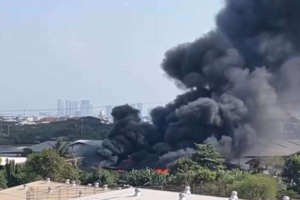 Kebakaran Gudang di Penjaringan Jakut, 70 Personel Damkar Dikerahkan Kebakaran Gudang di Penjaringan Jakut, 70 Personel Damkar Dikerahkan