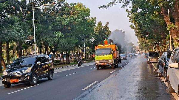 Kendalikan Abu Vulkanik, Pemprov DKI Lakukan Water Mist di Sejumlah Ruas Jalan Kendalikan Abu Vulkanik, Pemprov DKI Lakukan Water Mist di Sejumlah Ruas Jalan