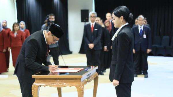 OJK Lantik Deputi Komisioner Baru Awasi Bursa Mineral dan Komoditas Strategis, Ini Sosoknya OJK Lantik Deputi Komisioner Baru Awasi Bursa Mineral dan Komoditas Strategis, Ini Sosoknya