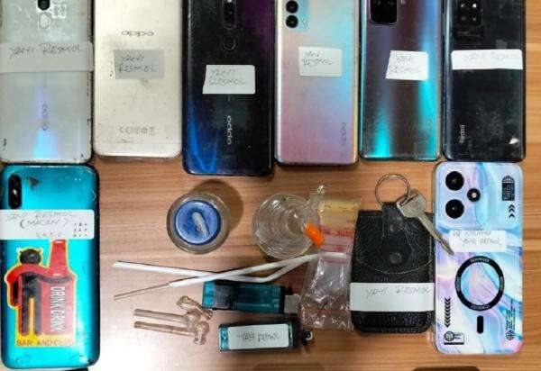 Polisi Gerebek Sarang Narkoba di Bekasi, 9 Orang Ditangkap dan 12 Paket Sabu Disita Polisi Gerebek Sarang Narkoba di Bekasi, 9 Orang Ditangkap dan 12 Paket Sabu Disita