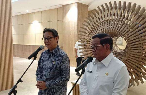 Fenomena Hujan Mengandung Mikroplastik, Menkes Ajak Warga Pakai Masker Fenomena Hujan Mengandung Mikroplastik, Menkes Ajak Warga Pakai Masker