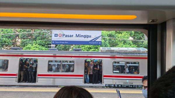 Sempat Tertahan 20 Menit, KRL Bogor-Jakarta Kembali Berjalan Bergantian Jalur Sempat Tertahan 20 Menit, KRL Bogor-Jakarta Kembali Berjalan Bergantian Jalur
