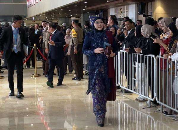 Jelang Sidang Tahunan, Anggota Dewan Bak Model Catwalk di Kompleks Parlemen Jelang Sidang Tahunan, Anggota Dewan Bak Model Catwalk di Kompleks Parlemen