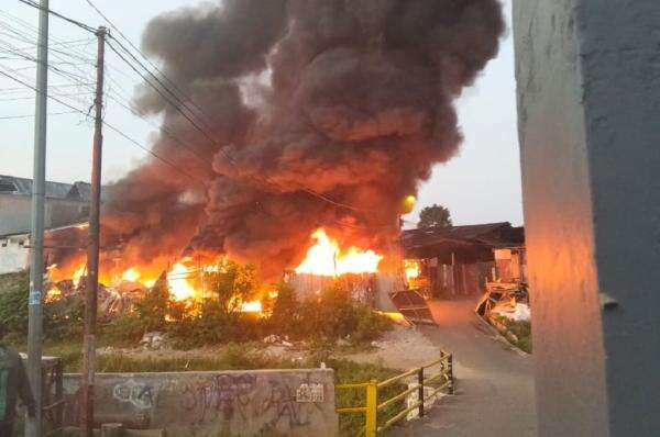 Kebakaran di Pondok Kelapa Jaktim, 11 Mobil Damkar Dikerahkan | News+ on RCTI+