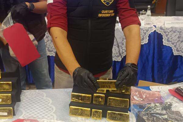 2 WN China Ditangkap di Bandara Soetta, Coba Selundupkan Emas 22 Kg ke Hong Kong 2 WN China Ditangkap di Bandara Soetta, Coba Selundupkan Emas 22 Kg ke Hong Kong