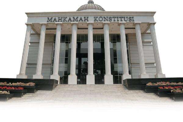 Warga Majene Ajukan Uji Materi Aturan Kuasa Pajak ke MK Warga Majene Ajukan Uji Materi Aturan Kuasa Pajak ke MK