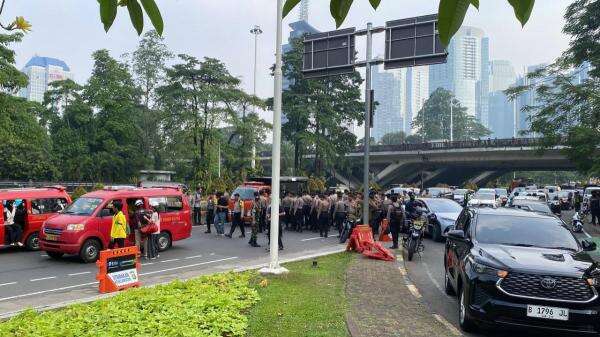 Polisi Tutup Sementara Jalan Sudirman Imbas Demo Mahasiswa di Bundaran HI Polisi Tutup Sementara Jalan Sudirman Imbas Demo Mahasiswa di Bundaran HI