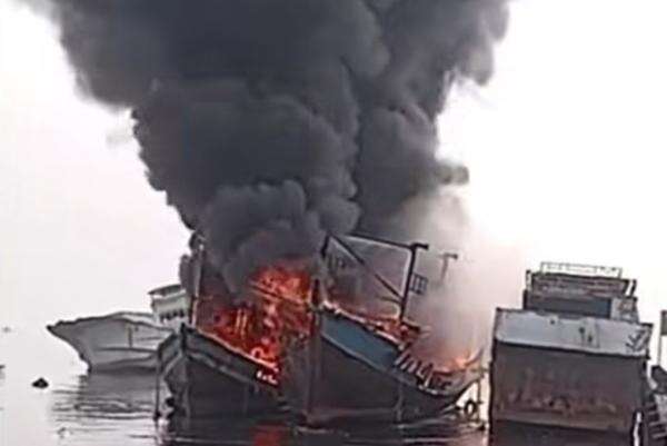 Kebakaran Kapal di Dermaga Ujung Pluit Jakut, 60 Petugas Damkar Turun Tangan Kebakaran Kapal di Dermaga Ujung Pluit Jakut, 60 Petugas Damkar Turun Tangan