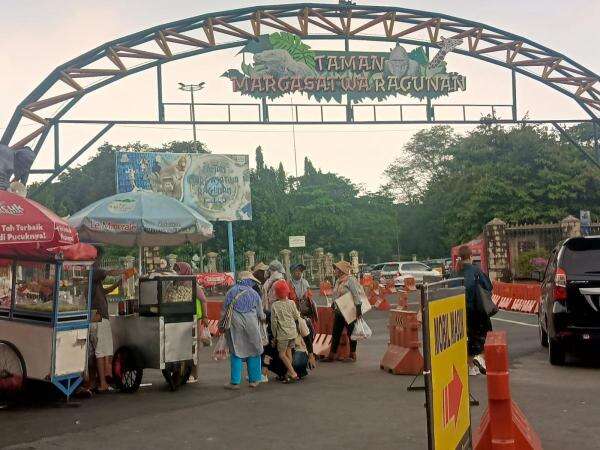 Pramono Segera Putuskan Usulan Kenaikan Tiket Masuk Ragunan Jadi Rp10.000 Pramono Segera Putuskan Usulan Kenaikan Tiket Masuk Ragunan Jadi Rp10.000