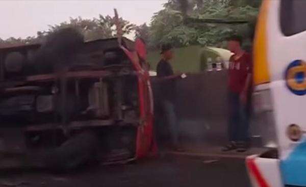 Breaking News! Kecelakaan Beruntun di Tol Jakarta- Cikampek | News+ on ...