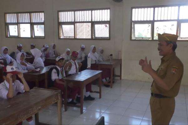 Seru! Siswa Baru SMP di Semarang Berebut Bangku Terdepan saat MPLS Seru! Siswa Baru SMP di Semarang Berebut Bangku Terdepan saat MPLS