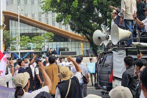2 Kelompok Massa Beda Tuntutan Demo di Dekat Istana, Kritik dan Dukung MBG 2 Kelompok Massa Beda Tuntutan Demo di Dekat Istana, Kritik dan Dukung MBG