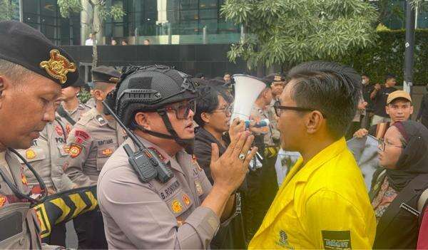 Polisi Cegat Mahasiswa Pendemo yang Bergerak ke Bundaran HI Polisi Cegat Mahasiswa Pendemo yang Bergerak ke Bundaran HI