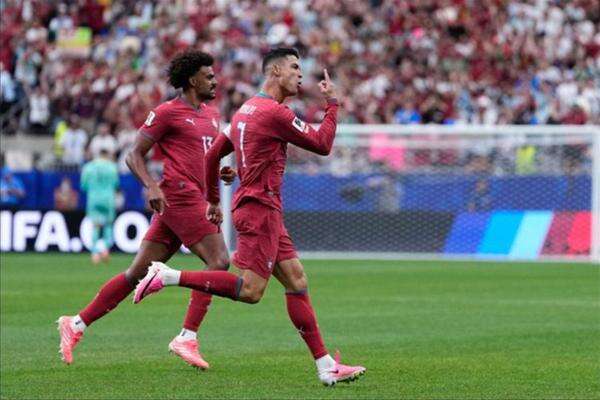 Cristiano Ronaldo Mengamuk, Portugal Pulangkan Uzbekistan Cristiano Ronaldo Mengamuk, Portugal Pulangkan Uzbekistan