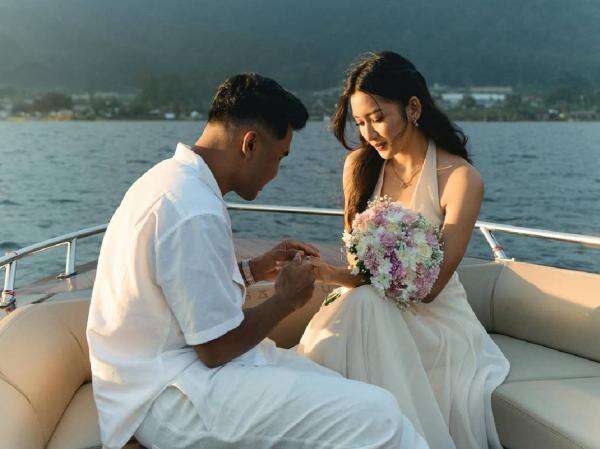 Selamat! Asnawi Mangkualam Lamar Yuriska Patricia di Atas Yacht Selamat! Asnawi Mangkualam Lamar Yuriska Patricia di Atas Yacht
