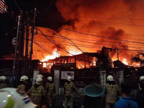 Kebakaran Landa Permukiman Padat di Kebayoran Lama, 128 Personel Damkar Diterjunkan Kebakaran Landa Permukiman Padat di Kebayoran Lama, 128 Personel Damkar Diterjunkan