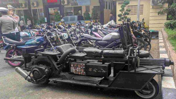 Kendaraan Modifikasi Tank Tempur Ditilang Polisi di Lamongan Kendaraan Modifikasi Tank Tempur Ditilang Polisi di Lamongan