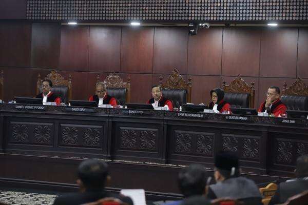 Gugatan Denny Indrayana Cs Meminta Gibran Didiskualifikasi Kandas, MK: Pemohon Tak Miliki Legal Standing Gugatan Denny Indrayana Cs Meminta Gibran Didiskualifikasi Kandas, MK: Pemohon Tak Miliki Legal Standing