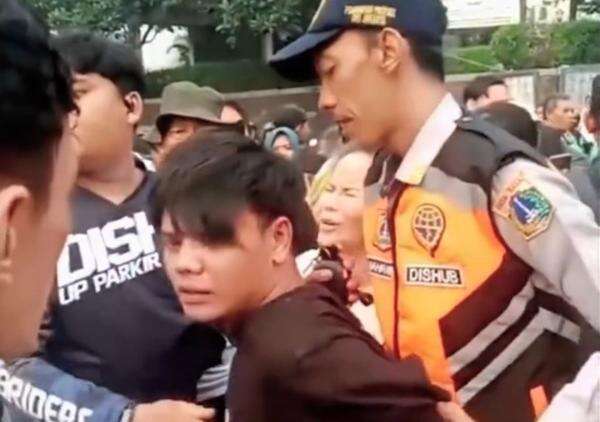 Jambret Bercelurit Ditangkap Petugas Dishub di CFD Rasuna Said, 1 Pelaku Kabur Jambret Bercelurit Ditangkap Petugas Dishub di CFD Rasuna Said, 1 Pelaku Kabur