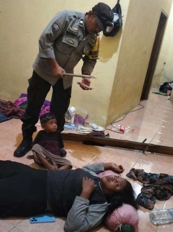 Heroik! Aiptu Rahmat Selamatkan Ibu Rumah Tangga dari Penganiayaan Suami di Bone-Bone Heroik! Aiptu Rahmat Selamatkan Ibu Rumah Tangga dari Penganiayaan Suami di Bone-Bone